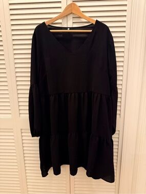 Women's Black V-Neck Tiered Long-Sleeve Dress